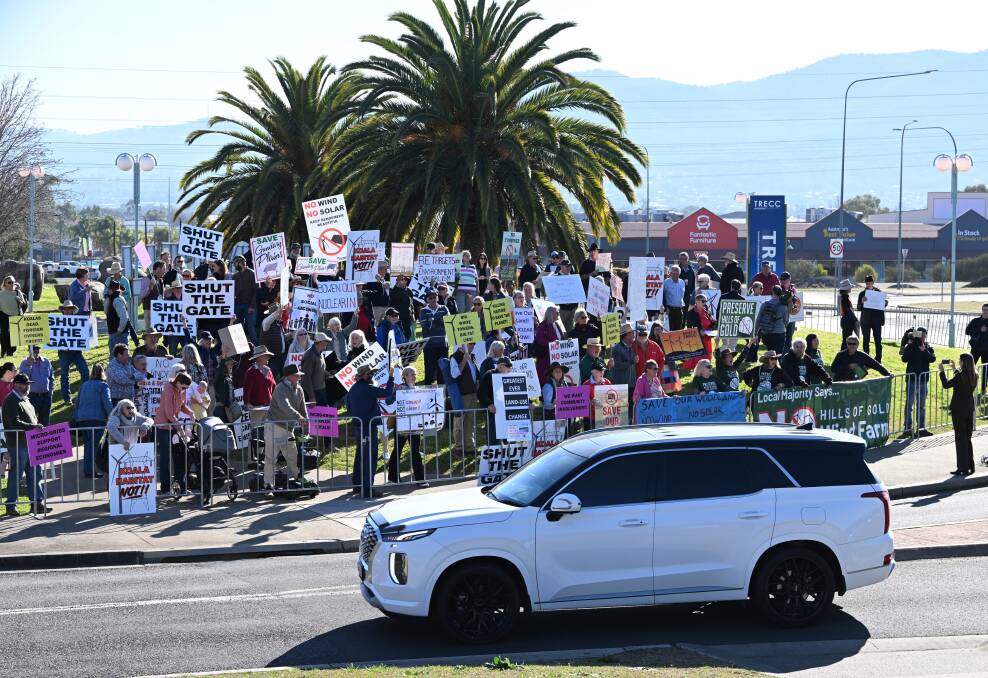 A crowd of anti-renewables protesters greeted the Prime Minister's car outside the Tamworth Regional Entertainment and Conference Centre, the site of the 2023 Bush Summit. Picture by Gareth Gardner