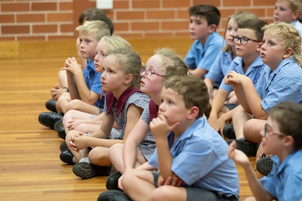 Olympian and Commonwealth Games althlete Nathan Katz told Nemingah Public School students to persisting, not give up when things get hard. Picture by Peter Hardin
