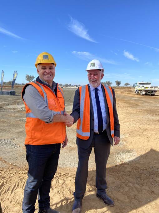 Sean Hovey, General Manager Supply Chain Solutions at QUBE Logistics, TRC mayor Russell Webb. 