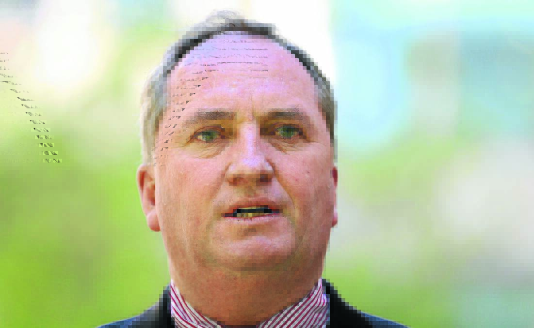 Barnaby Joyce says it would be prudent to listen to UNE's convocation committee recommendations. 