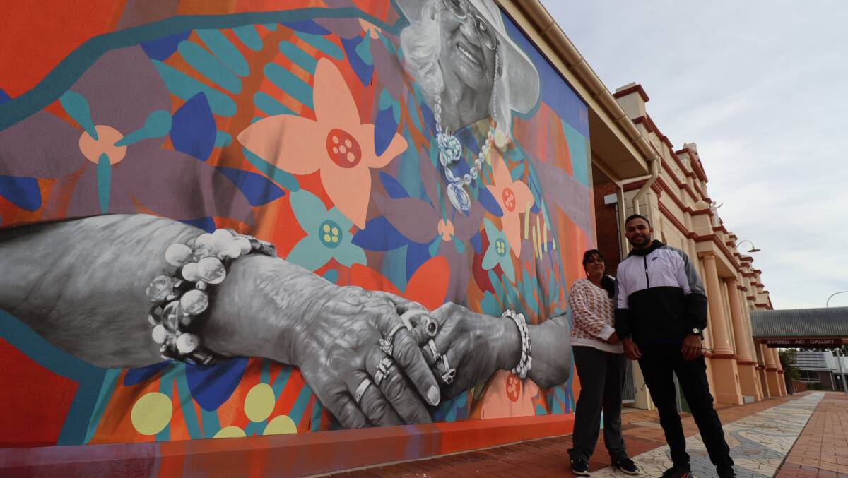Yoorana Delaney and Bevan French at the mural of Aunty Elizabeth Connors in 2021. Honour boards to mark other Inverell luminaries will soon be installed in the Evans St laneway.