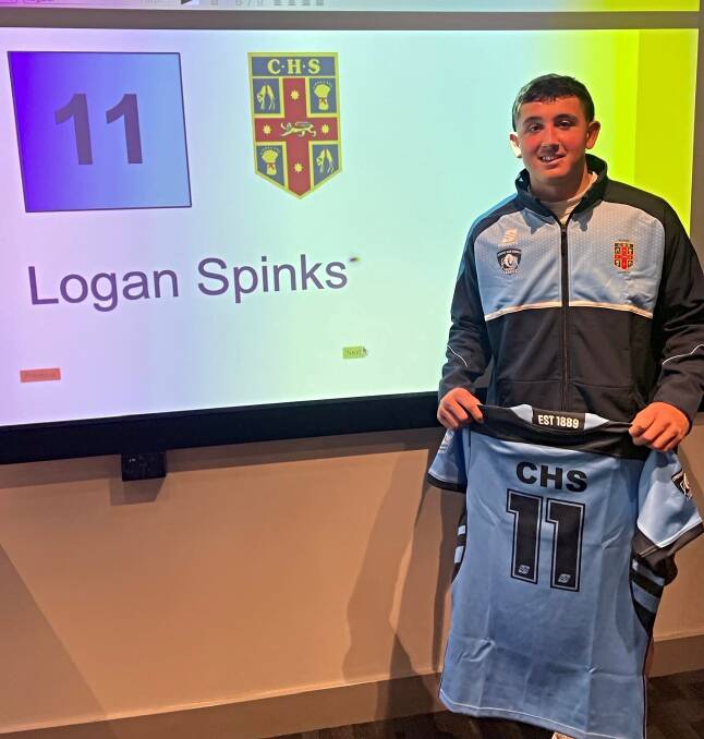 Spinks receives his NSW jersey. Picture supplied