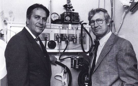 Then Minister of Health Ron Mulock meets with Dr Ian Unsworth to learn more about the hyperbaric unit in 1985. 