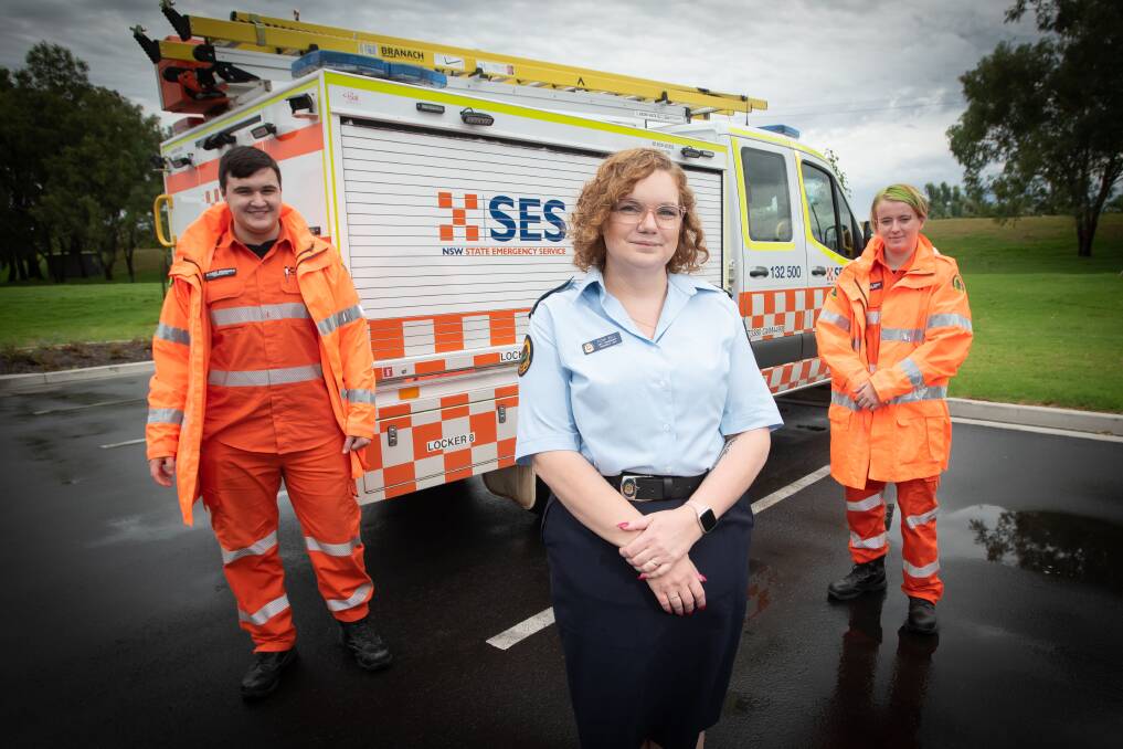 Tamworth SES unit commander Fiona Bell, centre, with Kobee Denniss and Sam Austin. Picture by Peter Hardin