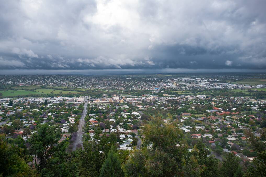 Dark clouds rolled over Tamworth on Monday morning. Picture by Peter Hardin