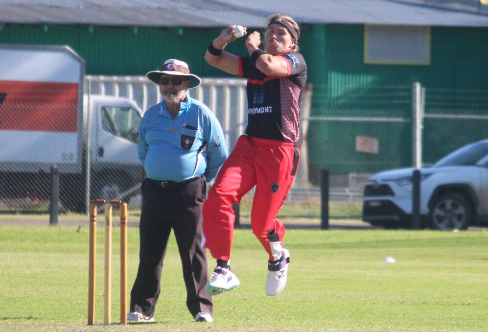 Hamley steams in against South Tamworth in the Redbacks' last game of 2023. Picture by Zac Lowe.