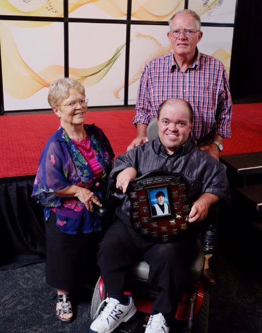 Hood with parents Lesley and Phil at the 2016 Tamworth Regional Sports Awards, where he received the Cara Hickson Memorial Award for special achievement. 