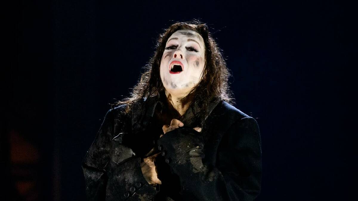 Lorina Gore plays Ophelia during the the final dress rehearsal of Hamlet at the Opera House. (Steven Markham/AAP PHOTOS)