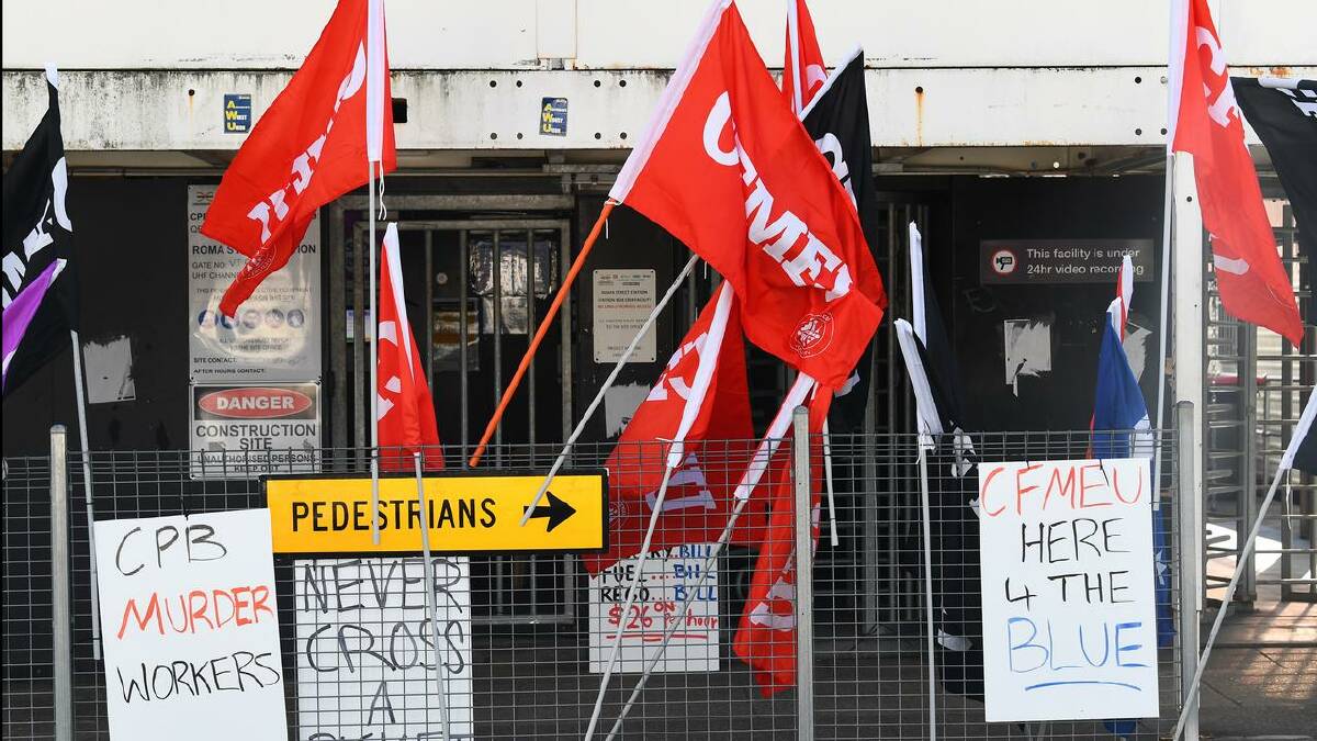 Federal authorities have been asked to investigate the claims of criminality within the CFMEU. (Jono Searle/AAP PHOTOS)