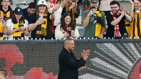 Sydney and Hawthorn fans united to applaud retired hero Lance Franklin. (Scott Barbour/AAP PHOTOS)