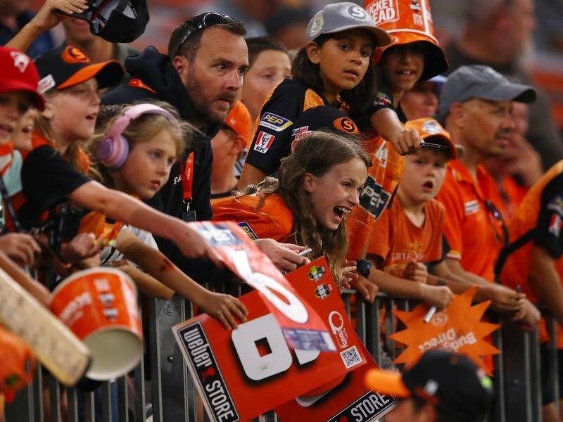 These young fans of BBL winners Perth will be able to see all 2024-25 games in the school holidays. (Gary Day/AAP PHOTOS)