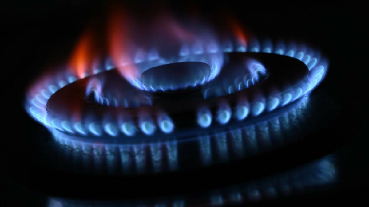 Regulators warn the domestic market may experience gas supply shortfalls as early as 2027. (Joel Carrett/AAP PHOTOS)