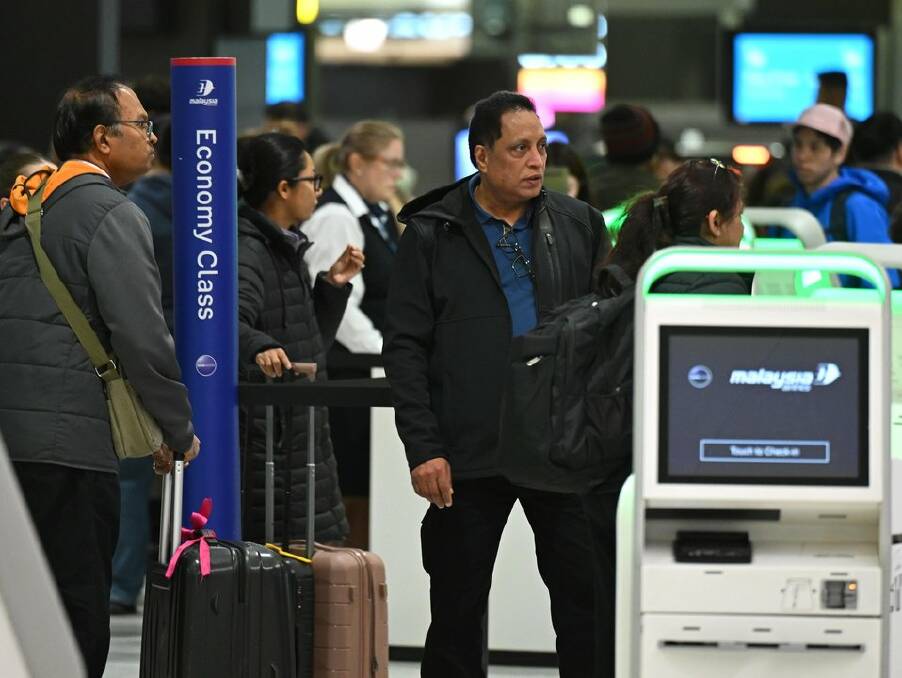 Hundreds of flights were cancelled on Friday night. (James Ross/AAP PHOTOS)