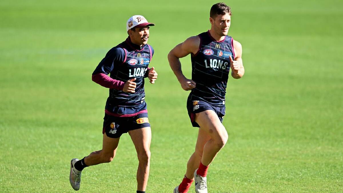 Charlie Cameron (L) running laps at training in Brisbane alongside Josh Dunkley. (Darren England/AAP PHOTOS)