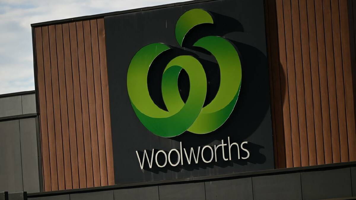 Woolworths has jumped to the defence of an employee who was kicked out of a farmers' conference. (Joel Carrett/AAP PHOTOS)