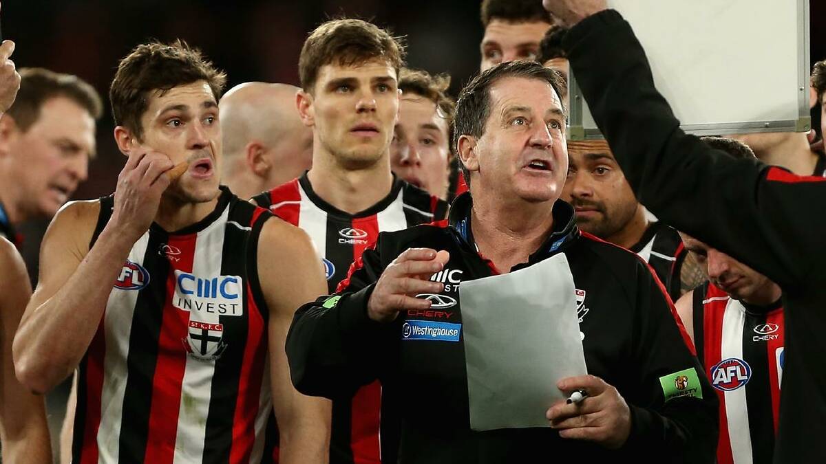 Ross Lyon goes through some tactics with his Saints during a break at Marvel Stadium. (Rob Prezioso/AAP PHOTOS)