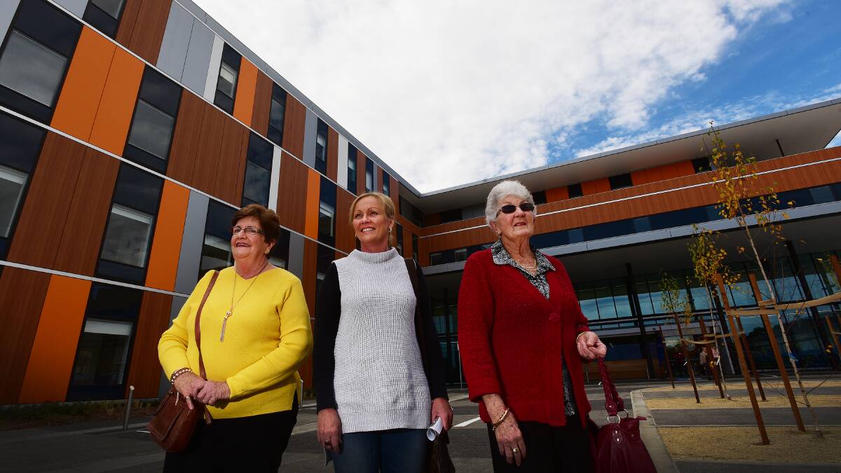 Lois Ryan, Narelle McKinnon and Roxy McKinnon take in the sights of Tamworth’s new $220 million hospital, which will open to patients at the end 
of July. 130615GGB06